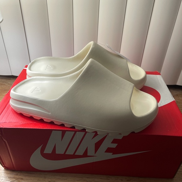 Yeezy slides “Bone” - Picture 2 of 4
